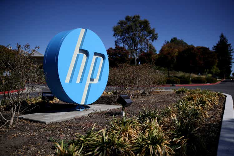 Berkshire Hathaway continues to reduce position in HP