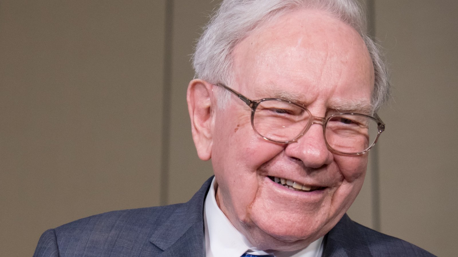 Warren Buffett Watch: Why He Dumped AAPL and What He Bought Instead