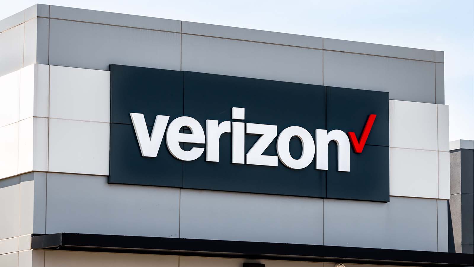 Verizon Under $35: An Income Investor’s Goldmine in the Telecom Space