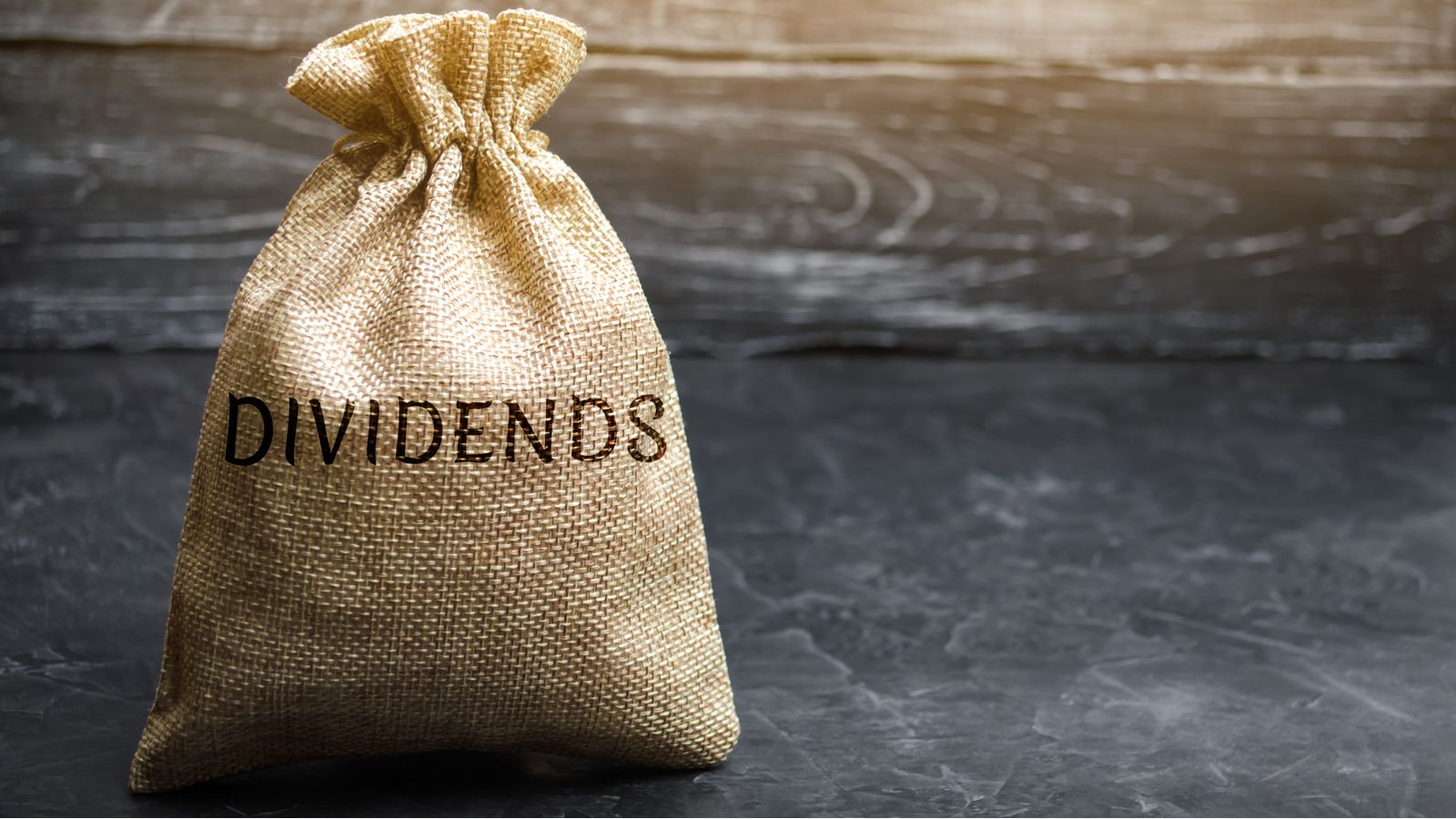 Dividend Dynamos: 3 Stocks With Unbeatable Payouts for 2024