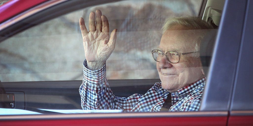 A police stop, a free hat, and a letter to GM''s boss — here''s the story of Warren Buffett''s Cadillac upgrade