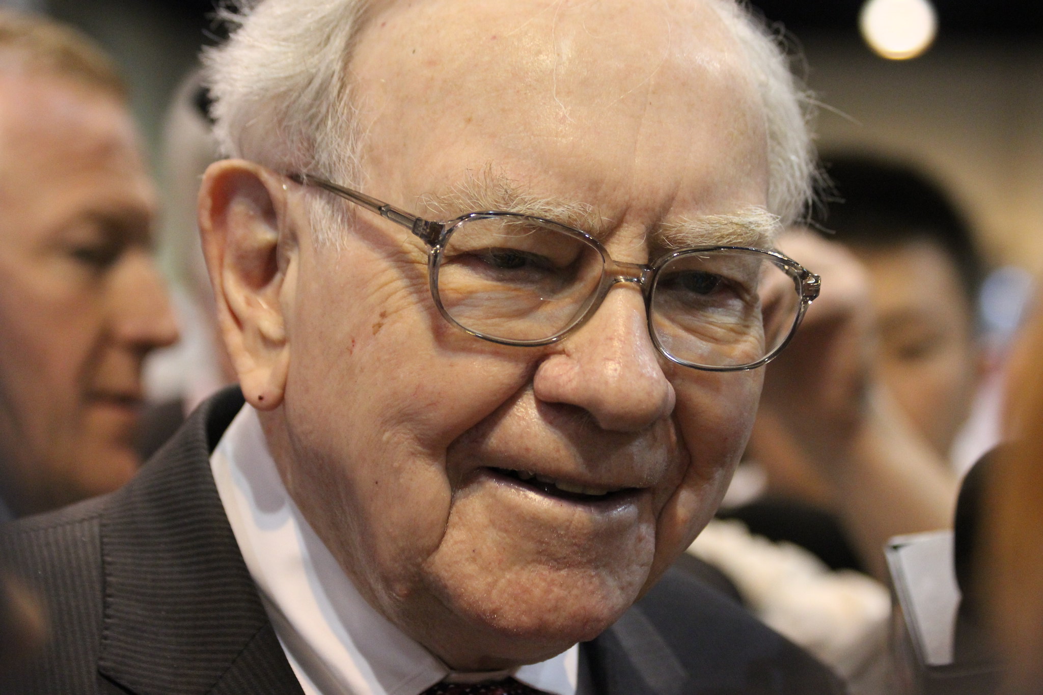 Want Passive Income in a Bear Market? 2 Stocks Warren Buffett Bought.