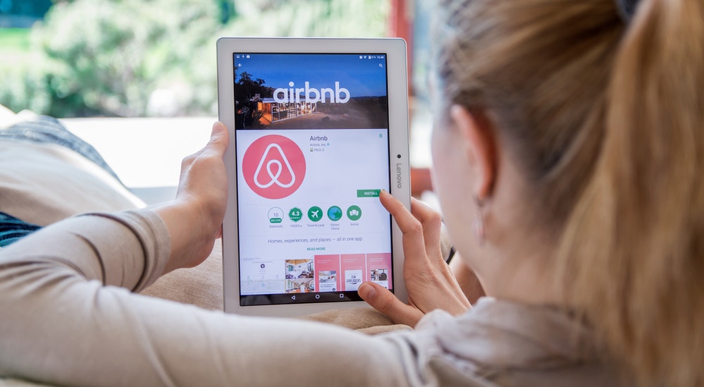 Airbnb Stock Set To Benefit From ''Strong Travel Environment,'' Analyst Says