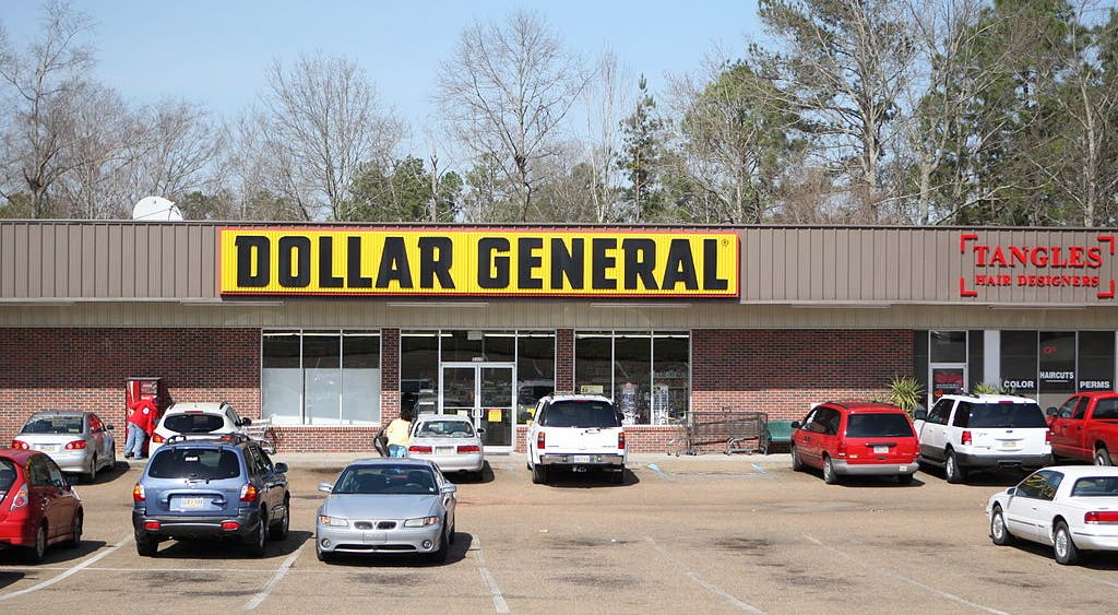 Dollar General Navigating Choppy Waters but Not Sinking Yet, Says Analyst